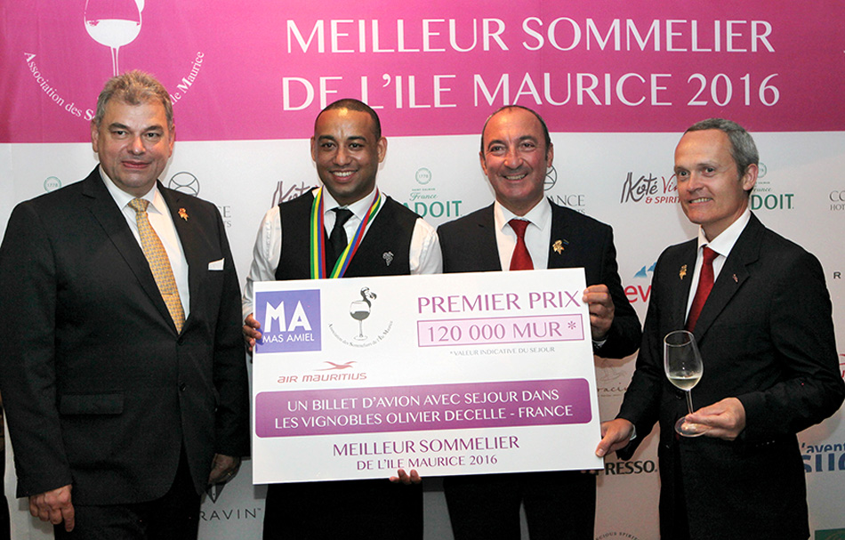 Antoine Woerlé, Michel Hermet et David Biraud autour du lauréat.