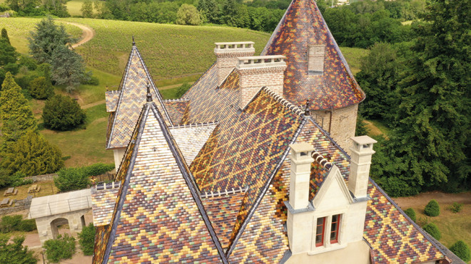 Le toit du château en tuiles vernissées, emblématiques de la Bourgogne.