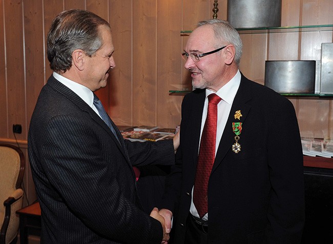 M. Martin, député de la Marne, remettant la médaille de l'Ordre du Mérite Agricole à Yves Chapier en 2011
